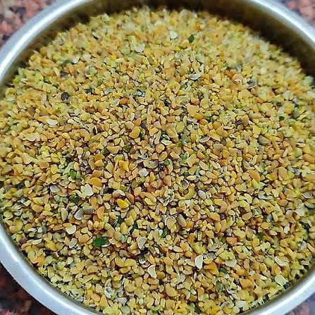 Guar meal korma in a tray, showing its coarse mixed grain